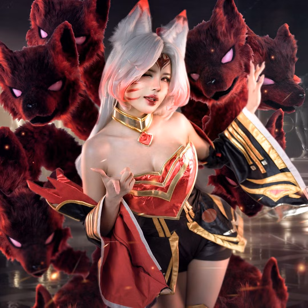 Ahri là một nữ tướng mang trong mình dòng máu hồ ly chín đuôi nhưng sống trong hình hài con người với gương mặt vô cùng xinh đẹp. Mai Dora đã thể hiện được thần thái của vị tướng gợi cảm này.