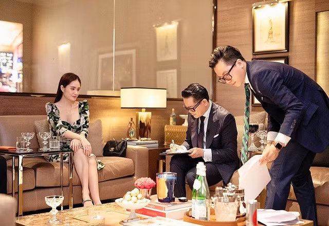 Trong gara của vợ chồng doanh nhân Nguyễn Quốc Vũ có đầy đủ những thương hiệu siêu xe, xe sang tên tuổi như Lamborghini Huracan LP610-4, Mercedes-AMG G 63, Porsche Panamera, Rolls-Royce... Ước tính, tổng giá trị dàn xe có thể chạm ngưỡng 200 tỷ đồng.