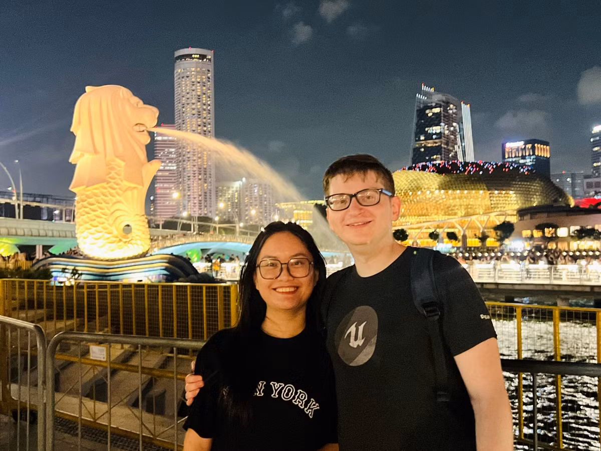 Andrew cũng có hoàn cảnh gia đình bố mẹ ly hôn nên rất cảm thông với những gì Thoa đang phải trải qua.