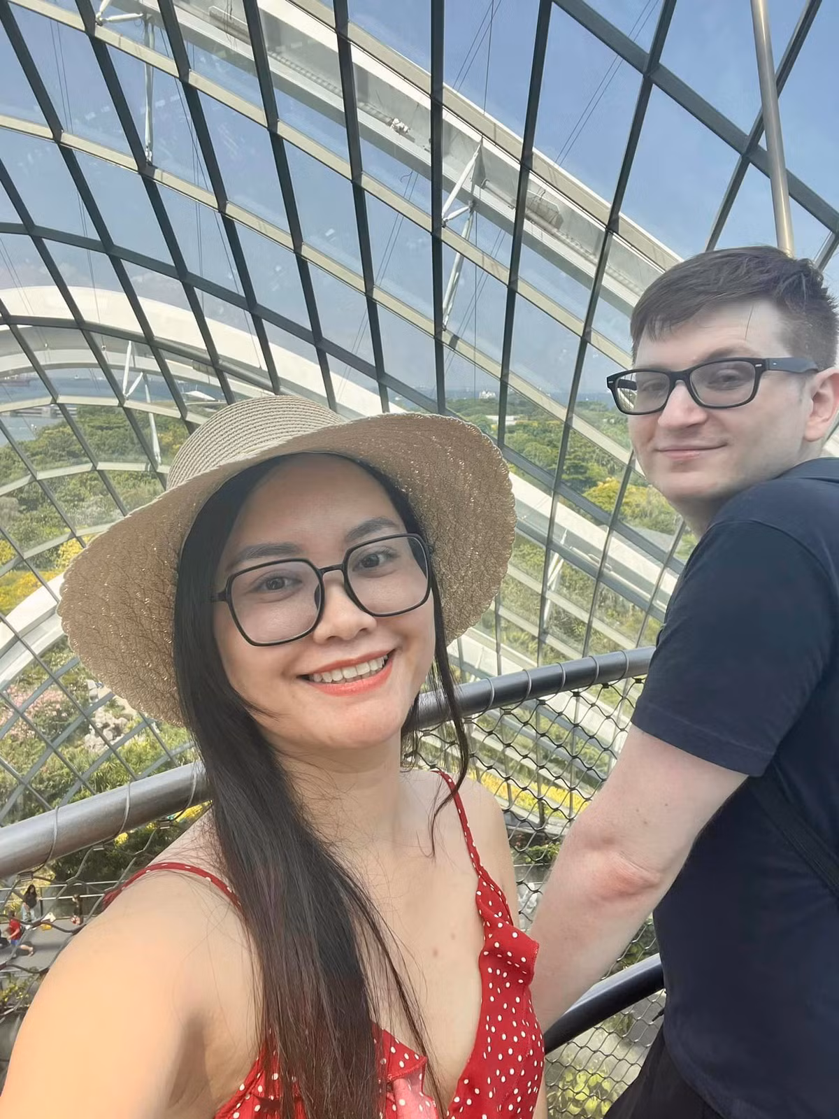 Thấu hiểu được những nỗi đau mà chị Thoa đã trải qua, chàng trai người Mỹ luôn cố gắng yêu thương, bù đắp cho người con gái đã trải qua nhiều biến cố và bất hạnh.