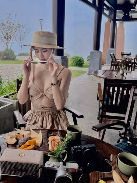 Huyền Lizzie (tên thật Phan Minh Huyền) sinh năm 1990, là một trong những hotgirl đời đầu đình đám tại Hà Nội.