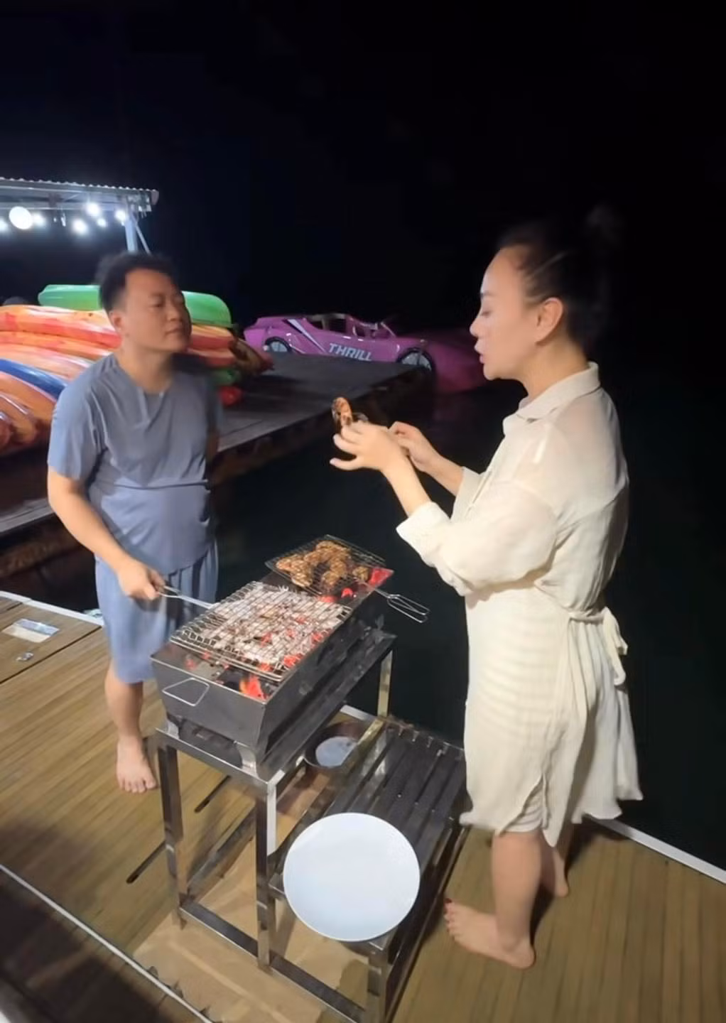 Được biết, cặp đôi gửi con cho người nhà ở Hà Nội chăm sóc và đăng ký tham gia một chuyến du lịch sinh tồn ba ngày tại Hạ Long. Họ cùng đoàn đi bắt hải sản, tự nấu nướng rồi trải nghiệm cuộc sống của một ngư dân.