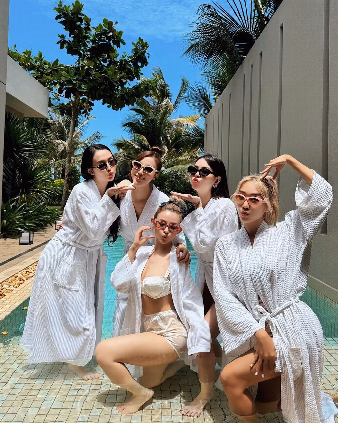 Sau khi nổi tiếng với những con đường riêng đã chọn nhưng dàn cựu hot girl đời đầu của Hà thành này thi thoảng vẫn gặp nhau và tạo nên những "vụ nổ visual cực mạnh".