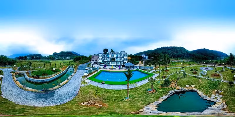 Quân A.P chia sẻ thêm, vì sợ khách tới lưu trú không biết villa của gia đình nên mẹ anh đã treo rất nhiều ảnh nam ca sĩ ở phòng khách.