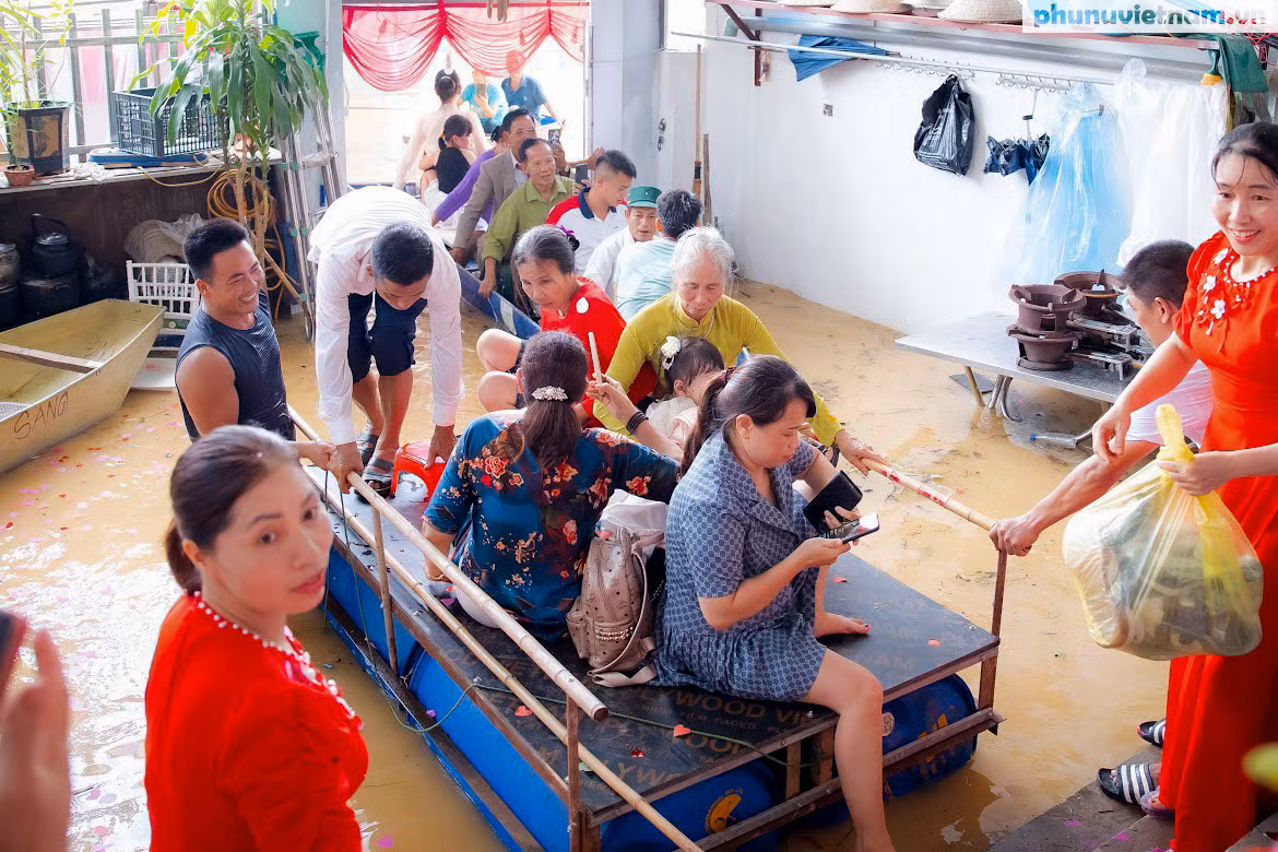 "Dẫu sự cố có vẻ không như ý xảy đến, nhưng tôi cùng như gia đình đều hoan hỷ cả, coi như lễ cưới của mình độc lạ hơn so với mọi người. Thay vì được đón dâu như bình thường, mình được đón dâu bằng thuyền, phao tự chế cũng thú vị chứ", chị Huyền cười. Ảnh: Phụ nữ Việt Nam
