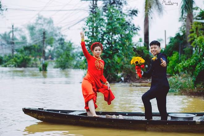 Đúng là chẳng ai mong đám cưới của mình diễn ra vào ngày mưa lớn hay nắng gắt. Tuy nhiên từng có rất nhiều cặp đôi rơi vào cảnh thời tiết không ủng hộ nhưng đã biến nó thành kỷ niệm đáng nhớ.