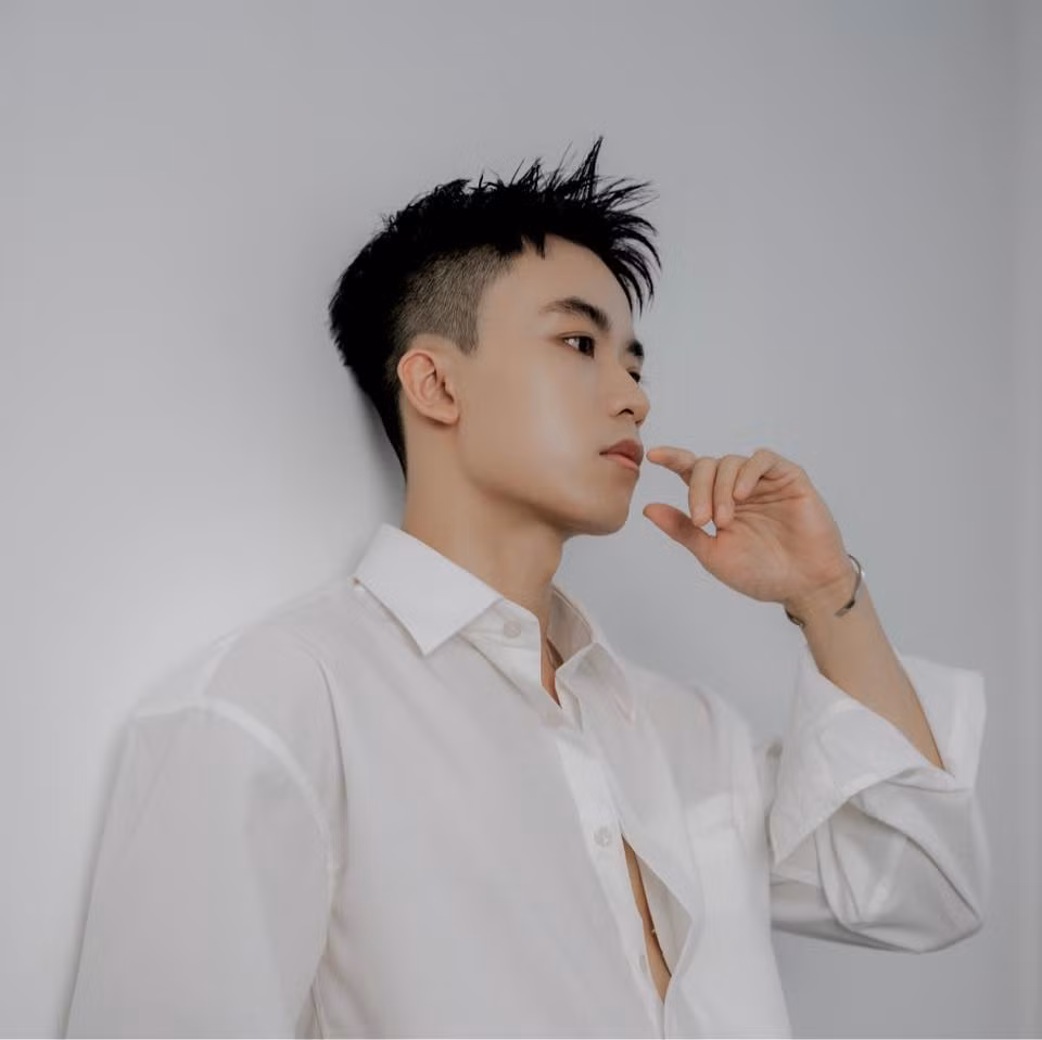 Lương Đỗ sở hữu vẻ ngoài chuẩn soái ca.