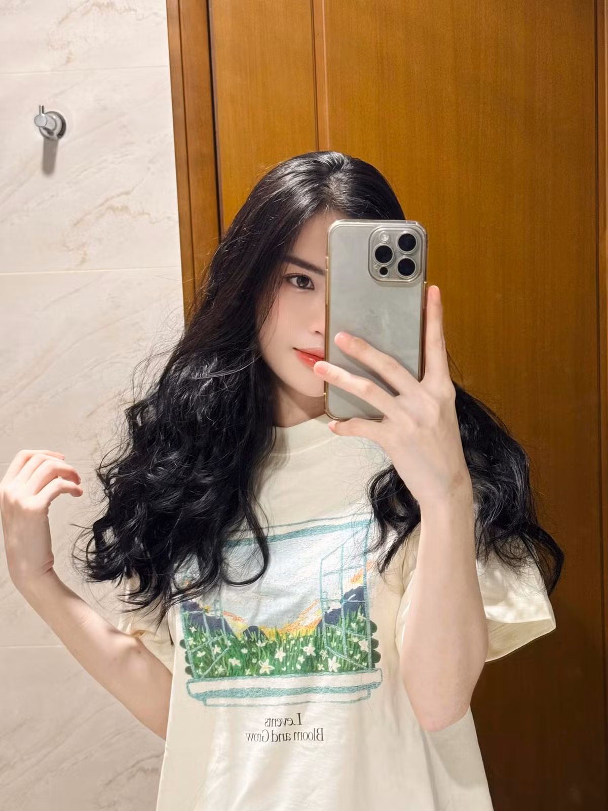 Cô nàng giãi bày: "Có những chuyện không công khai là để bảo vệ quyền riêng tư của con trẻ chứ hoàn toàn không giấu diếm hay chối bỏ. Con lớn lên từ nhỏ bên cạnh mẹ, trong vòng tay yêu thương của gia đình nội ngoại. Là một người phụ nữ, vừa phải một mình lo kinh tế, vừa nuôi dạy con, thật quá khó để cân bằng và không thể tránh được thiếu sót, nhưng mẹ vẫn đang cố gắng mỗi ngày để cho con có cuộc sống đủ đầy nhất…" (Ảnh: FBNV)