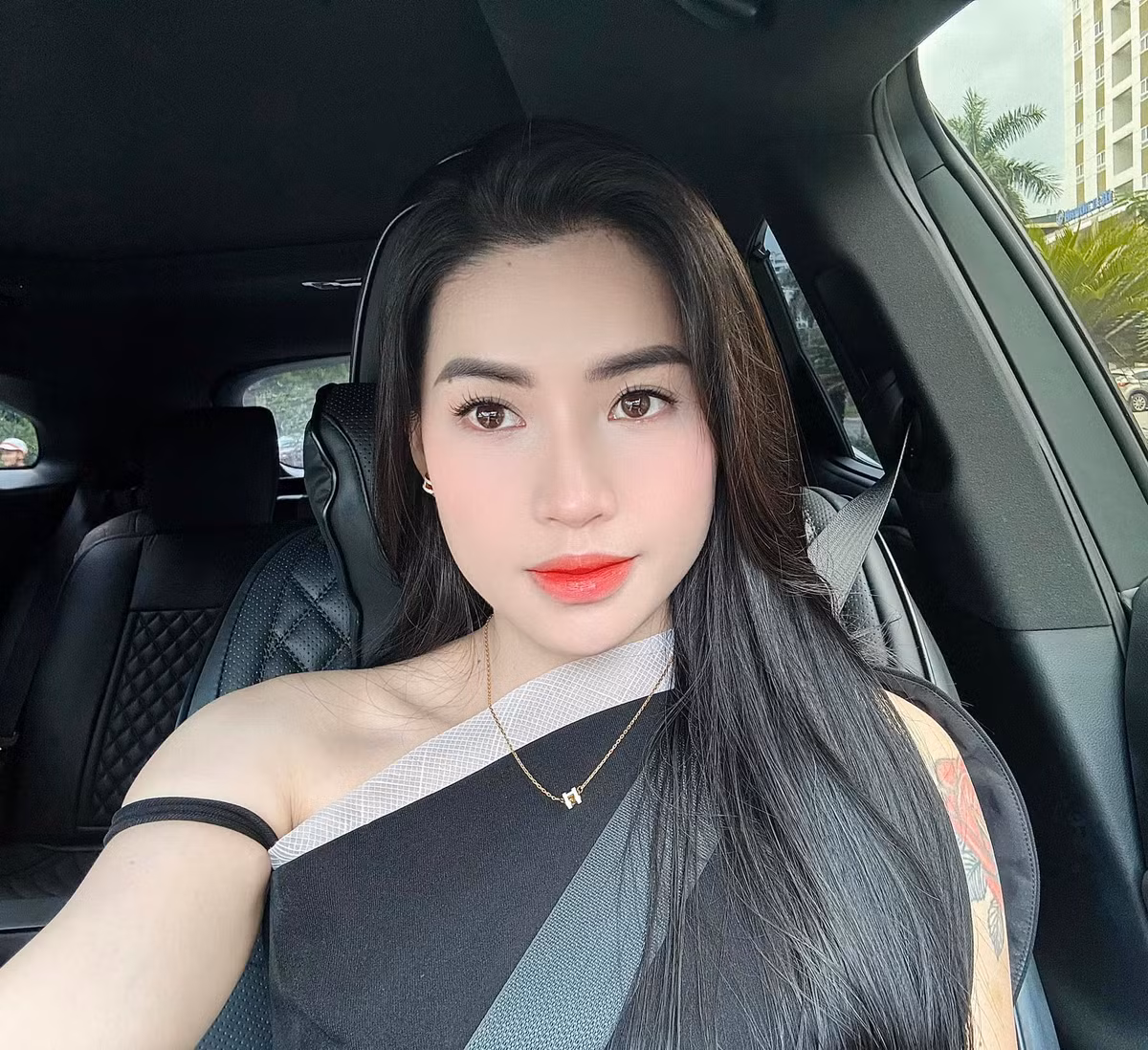 Hiện tại, cô nàng nhiều lần khẳng định mình vẫn còn độc thân. Ngày 5/5 vừa qua, Võ Hà Linh vẫn khẳng định mình đang độc thân và đòi "nhả vía" cho ai cần. (Ảnh: FBNV)