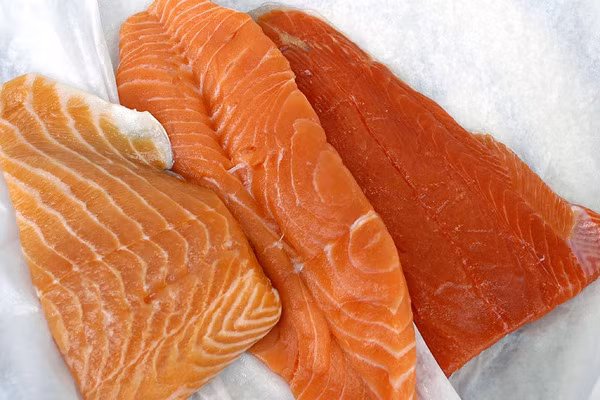 Cá hồi có hàm lượng cao axit béo omega-3 rất tốt cho da, tóc, tim mạch và não bộ. Bạn có thể tham khảo những cách chế biến cá hồi dưới đây để bổ sung vào thực đơn cho cả nhà.
