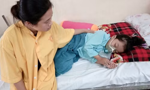 Cuu song thanh cong be 7 tuoi bi duoi nuoc 5-7 phut-Hinh-2