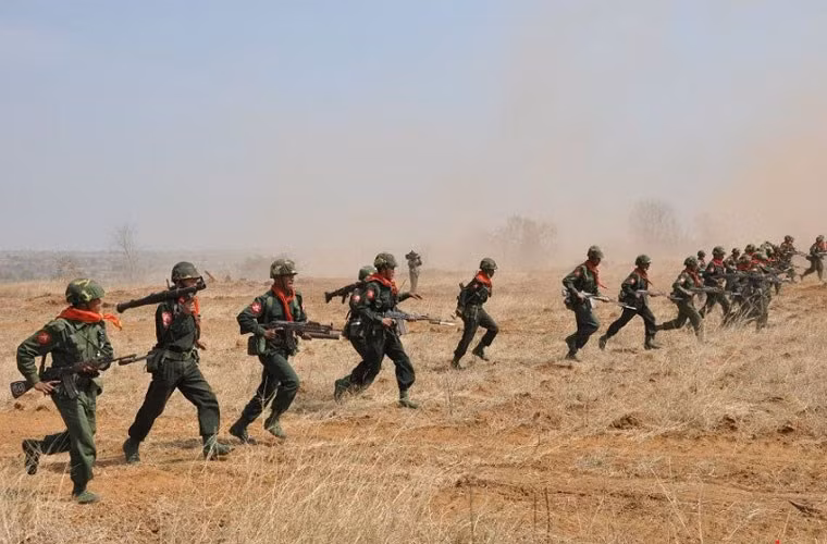 Do lệnh cấm vận kéo dài từ Mỹ và phương Tây, trong suốt nhiều năm Myanmar chủ yếu mua vũ khí Trung Quốc. Vì vậy, không lạ gì khi quốc gia này được xem là nước dùng vũ khí Trung Quốc nhiều nhất tại khu vực Đông Nam Á. “Vũ khí made in China” xuất hiện chiếm số lượng lớn ở các lực lượng lục quân, không quân và hải quân.