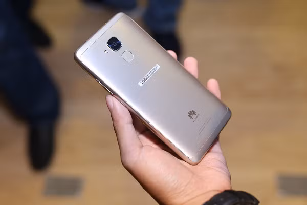 GR5 sử dụng hệ điều hành Android 5.1, sử dụng 2 SIM cùng lúc, đồng thời sở hữu pin dung lượng 3.000mAh