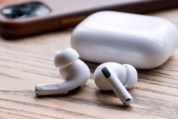Lúc này, anh mới bắt đầu phát hiện ra có gì đó nặng trĩu, gây ra nhiều áp lực ở vùng ngực của mình, nhưng cho rằng đó chỉ là cổ họng anh bị khô sau khi dọn tuyết đêm qua.