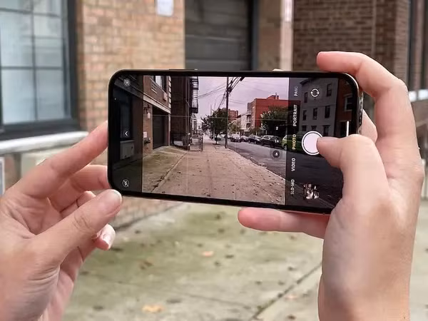 Sở hữu nhưng thông số ấn tượng về camera nhưng iPhone 12 vẫn phải chào thua iPhone thế hệ mới sắp ra mắt. iPhone 13 sẽ có một nâng cấp camera đáng chú ý trên cả bốn phiên bản.