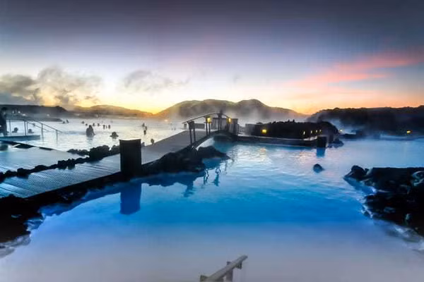Nằm trên bán đảo Reykjanes ở phía tây nam Iceland, một khu vực nổi tiếng với đất cằn cỗi và những ngọn núi lửa, Blue Lagoon nổi tiếng là thiên đường nhân tạo do con người xây dựng từ năm 1976, quanh năm có nhiệt độ khoảng 42 độ C.