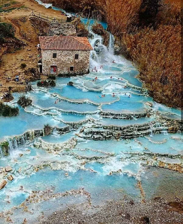  Suối nước nóng ở Saturnia, Italia - một ngôi làng cổ đẹp đến nỗi một số người tin rằng đôi bàn tay của một vị thần nào đó đã tạo ra cảnh quan này.
