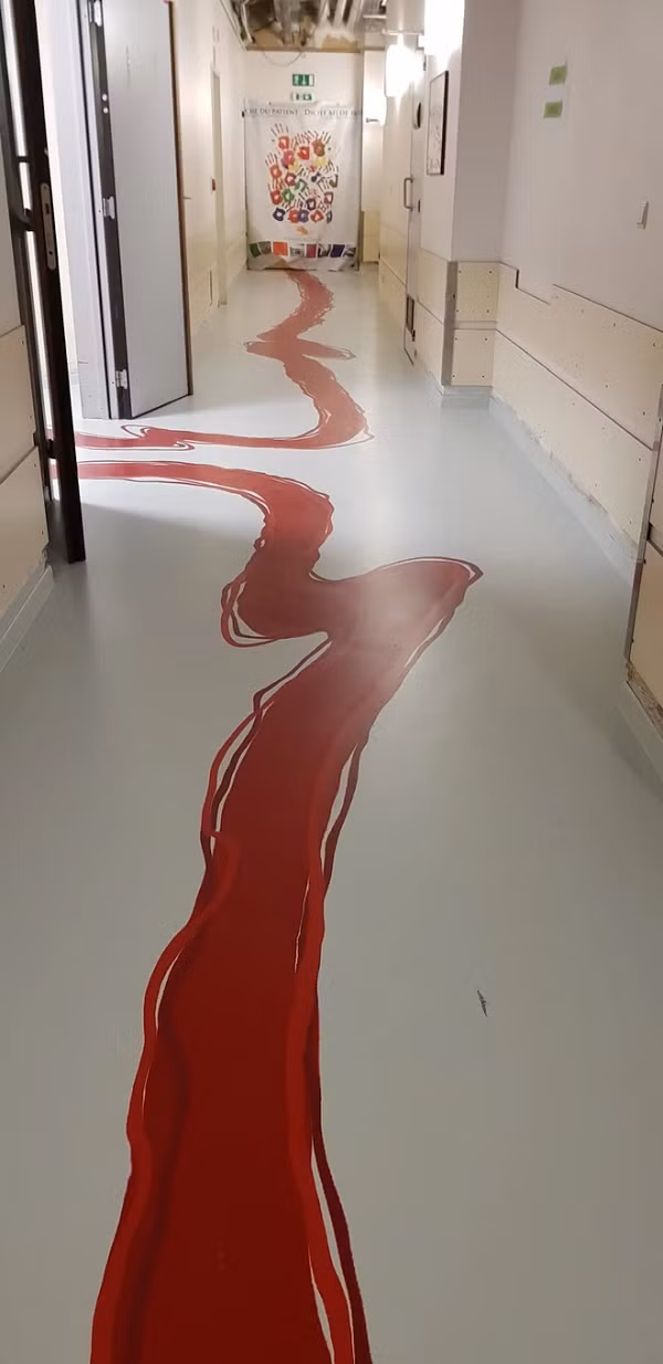 Màu đỏ có khả năng hút mắt nhìn rất tốt, nhưng nếu sử dụng để trang trí sàn bệnh viện theo phong cách này thì không tốt chút nào đâu nhé.