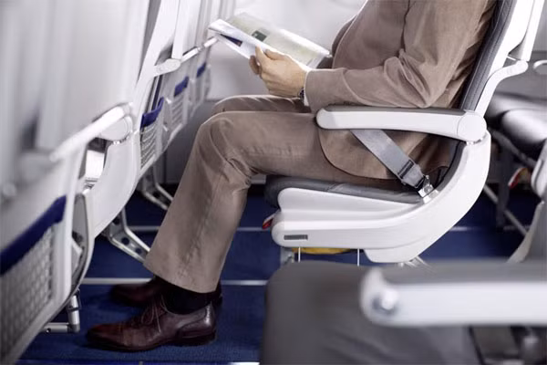 Dây an toàn giúp giữ cố định cơ thể với ghế và giảm thiểu chấn thương khi máy bay bị dằn xóc hay va chạm.