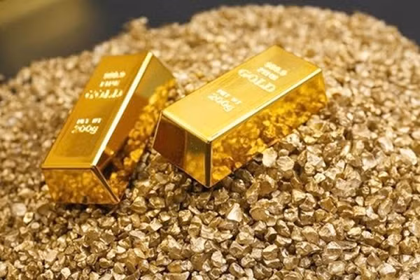  Vàng là một kim loại quý hiếm, màu vàng sẫm với ánh đỏ có tên la tinh là Aurum (ký hiệu trong bảng tuần hoàn hóa học là Au). Vàng nguyên chất là một kim loại tương đối mềm, dễ dàng dát mỏng và kéo dài, dẫn điện, dẫn nhiệt tốt (nhưng do giá thành cao nên ít được sử dụng).
