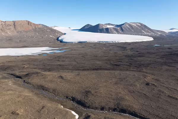 Năm 2009, các nhà khoa học với dự án IceBite của NASA đã thử nghiệm một loạt các cuộc diễn tập xuyên băng ở thung lũng khô McMurdo để xem cái nào sẽ hoạt động tốt nhất trong sứ mệnh tương lai tới cực bắc của sao Hỏa.