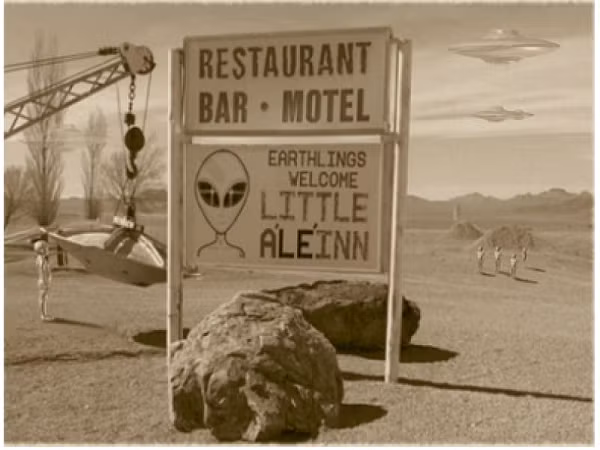 Những người tin là đĩa bay đâm xuống Roswell cho rằng, trên thực tế, giới chức không quân Mỹ đã tìm thấy thi thể một số người ngoài trái đất ở phi thuyền gặp nạn. Phi thuyền ngoài trái đất được cho là đang được cất giữ tại Vùng 51 - một khu vực tràn ngập bí ẩn tại Nevada.