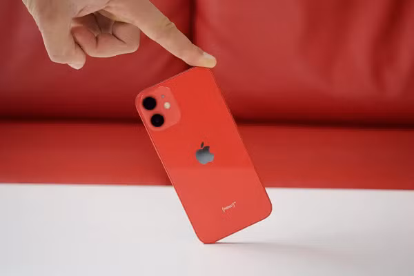 Bên cạnh đó, iPhone 12 Mini có dung lượng pin chỉ 2.227mAh. Có vẻ như người tiêu dùng không muốn sở hữu một chiếc iPhone 5G nhưng lại có dung lượng pin thấp