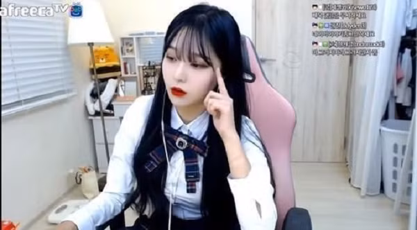  Park Min Jung là một ngôi sao đang lên trong cộng đồng live-stream Hàn Quốc nhờ vẻ đẹp ngọt ngào.