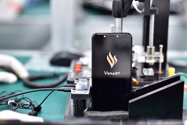 Bên cạnh những mẫu máy giá rẻ hay tầm trung, những mẫu máy với công nghệ hàng đầu như Vsmart Aris Pro với camera ẩn dưới màn hình cũng sẽ được VinSmart giới thiệu tại thị trường được đánh giá là rất khó tính này.