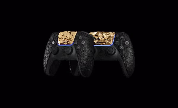 Không chỉ máy chơi game mà cả tay cầm PS5 cũng được làm lại với lớp vỏ bọc da cá sấu và phần TouchPad bằng vàng, cũng hoàn thiện dạng lấp lánh đồng bộ.