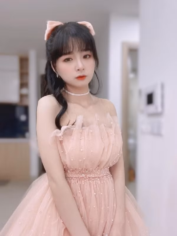 Bên cạnh ngoại hình xinh xắn, cô nàng còn sở hữu kỹ năng chơi game không hề tầm thường.