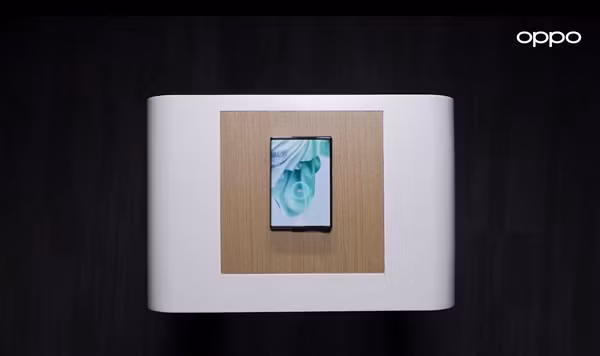 Đáng chú ý, chiếc smartphone màn hình cuộn Oppo với thiết kế màn hình dẻo được uốn cong ở phần cạnh và giấu vào bên trong thân máy.