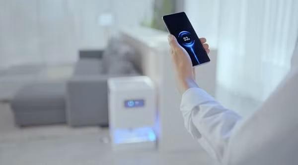 Trước đó, Xiaomi cũng giới thiệu công nghệ sạc không dây không tiếp xúc mới với tên gọi Mi Air Charge, cho phép sạc thiết bị mà không cần phải chạm vào bộ sạc.