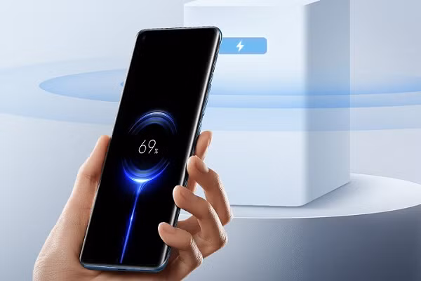 Để có thể sạc được, điện thoại của người dùng cần tích hợp hệ thống phát và nhận tín hiệu. Đồng thời cần có một mạch chỉnh lưu để có thể chuyển đổi sóng nhận được thành năng lượng.