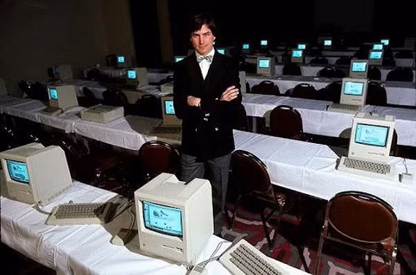 Jobs dự đoán rằng “Tất cả chúng ta sẽ được kết nối thông qua máy tính” khi Tim Berners-Lee giới thiệu hệ thống mạng toàn cầu World Wide Web.