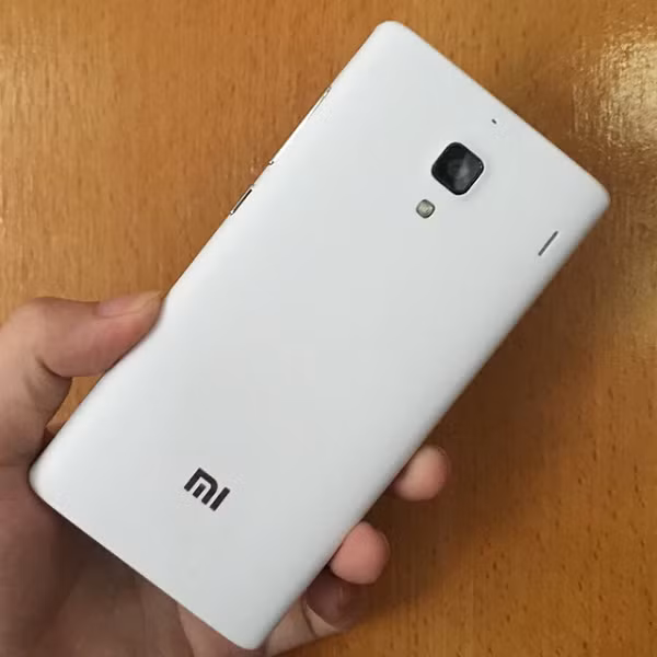 Đó là điều đương nhiên khi thiết bị chỉ được trang bị RAM 1GB, bộ nhớ trong 4GB và viên pin 2050mAh.