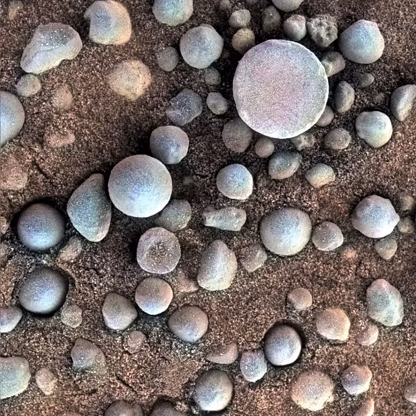Những khối đá nhỏ giàu hematite này nằm gần miệng hố Fram được tàu thăm dò Opportunity của NASA chụp lại vào tháng 4/2004.