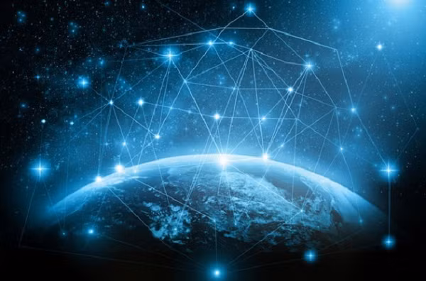 Từ những ngày đầu phóng Starlink của SpaceX lên không, những người chụp ảnh màn đêm đã thấy ngay tác động của dàn vệ tinh mới chỉ chục chiếc. Chưa dừng lại tại đó, SpaceX dự định sẽ phóng lên 12.000 vệ tinh, và nếu suôn sẻ con số này sẽ lên tới 42.000.