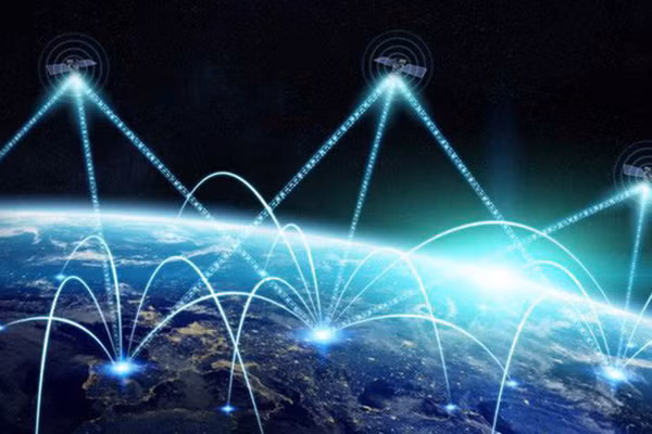 SpaceX còn không phải công ty nuôi tham vọng cung cấp internet vệ tinh duy nhất, khi mà tập đoàn Amazon của Jeff Bezos, công ty OneWeb có trụ sở tại London hay dự án Sphere của nước Nga cũng đang phát triển và rục rịch xin giấy phép phóng vệ tinh. Thiên văn học sẽ khác xưa nhiều trong những thập kỷ tới.