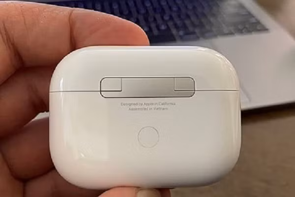 Đối tác của Apple - Luxshare ICT - cũng liên tục mở rộng nhà xưởng và tuyển thêm công nhân tại tỉnh Bắc Giang. Công nhân làm việc tại đây chia sẻ, họ được đào tạo để lắp ráp mẫu tai nghe Airpods của Apple.