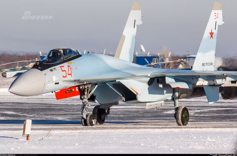 Su-35 là tiêm kích thế hệ 4++ - tức là tiêm kích thế hệ 4 tích hợp công nghệ của máy bay thế hệ 5 đem lại sức chiến đấu tiệm cận gần với máy bay chiến đấu tàng hình thế hệ 5 như F-22, Sukhoi T-50. Các chuyên gia cho rằng, Su-35 như là giải pháp bổ sung sức mạnh cho Không quân Trung Quốc trong bối cảnh mà tiêm kích J-20 của quốc gia này chưa sẵn sàng. Nguồn ảnh: Sina