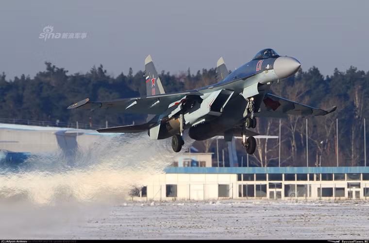 Động cơ đặc biệt giúp Su-35 có khả năng chiến đấu siêu cơ động, tốc độ cực đại ở trần bay lớn đến 2.780km/h, ở tầm thấp cũng đến 1.400km/h, tầm bay xa nhất 4.500km với 2 thùng nhiên liệu, trần bay 18.000m, vận tốc leo cao 280m/s. Nguồn ảnh: Sina