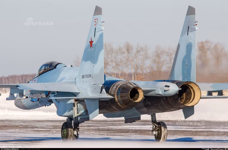 Theo một số nguồn tin, những chiếc máy bay tiêm kích Su-35 của Trung Quốc có cấu hình gần giống với phiên bản nội địa của Nga. Thậm chí các hệ thống hiển thị thông tin trong buồng lái cũng sẽ dùng chữ Nga thay vì chữ tượng hình Trung Quốc. Nguồn ảnh: Sina
