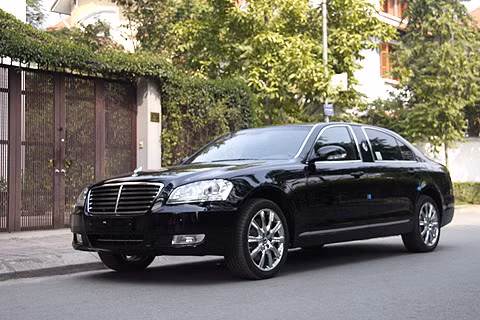 Xe được trang bị động cơ 5,0 lít V8, kiểu động cơ có dung tích lớn nhất mà một hãng xe Hàn Quốc sản xuất. Phiên bản cao cấp nhất của Genesis chỉ là 4,6 lít V8. Công suất dành cho chiếc xe nặng hơn 2 tấn này là 306 mã lực tại vòng tua 5.600 vòng/phút, mô-men xoắn cực đại 441 Nm. Tốc độ tối đa 250 km/h.