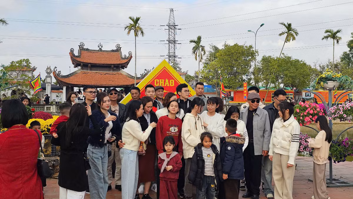 Nhiều đoàn du khách đến đền Bia vừa dâng hương, mong cầu sức khỏe, vừa chụp hình lưu niệm.
