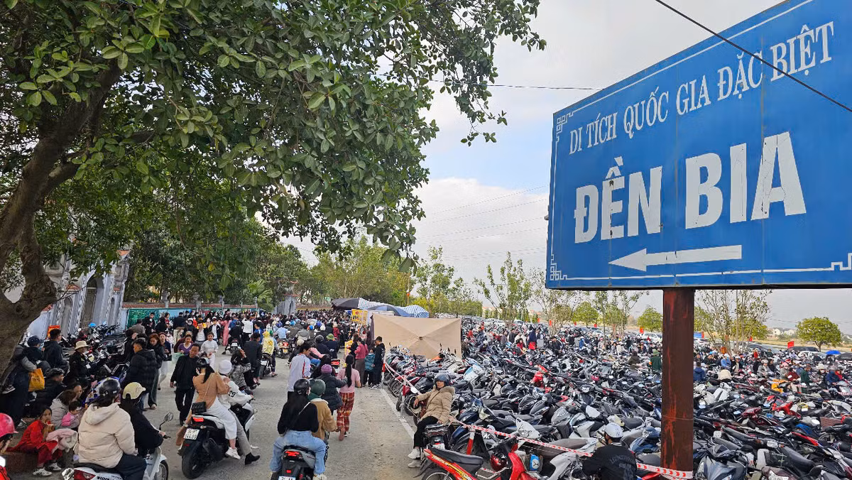Bãi xe tại đền Bia luôn chật kín.