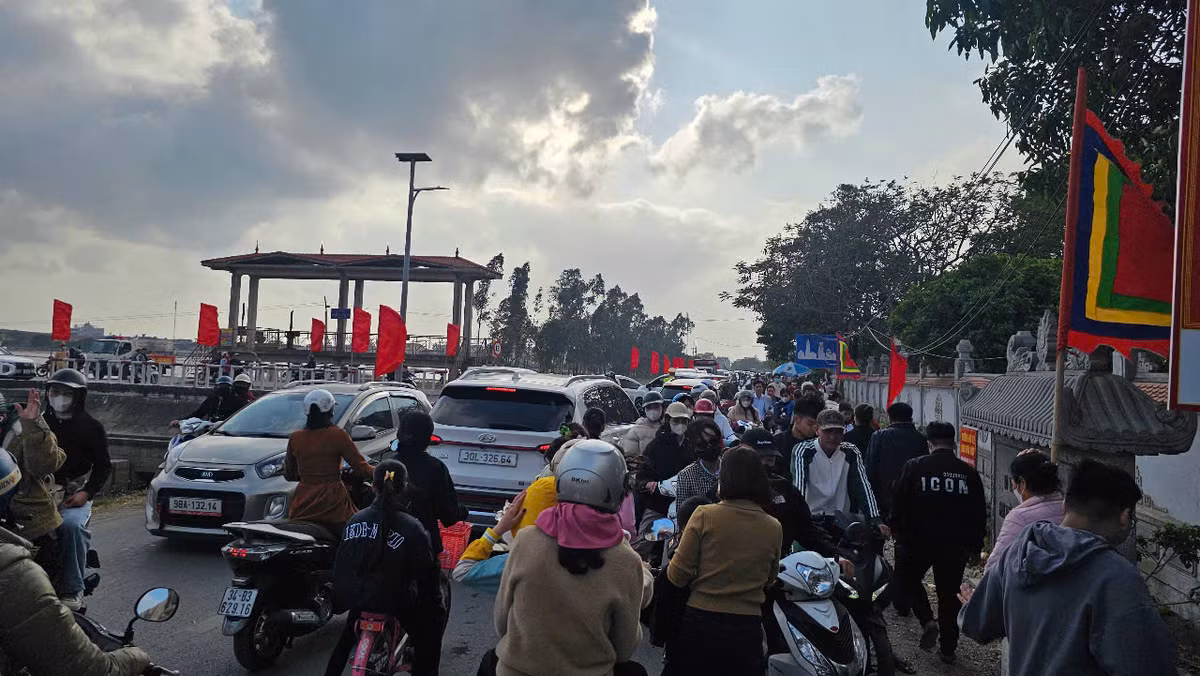 Lực lượng CSGT phải bố trí một số CSGT để phân làn đường, tránh ùn tắc.
