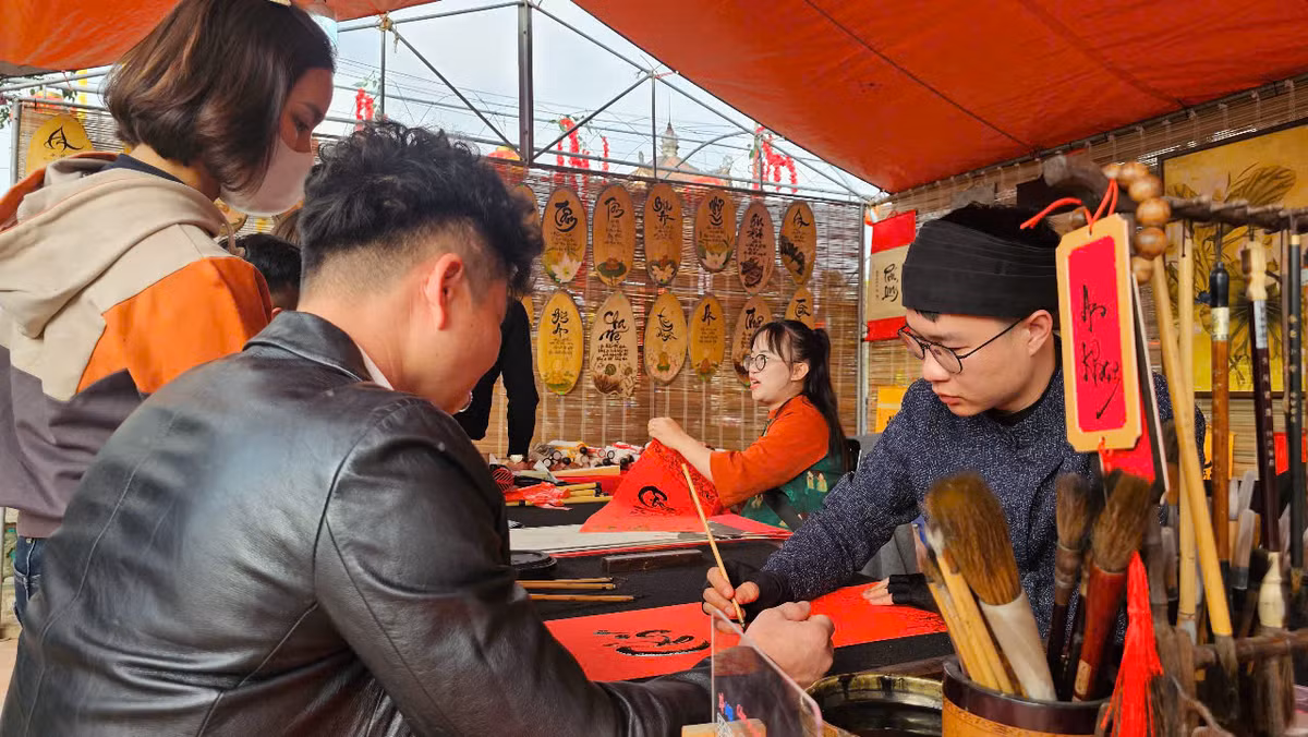 Một số du khách xin chữ tại đền Bia.