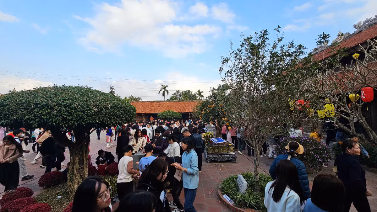 Năm 55 tuổi, sự nghiệp làm thuốc của ông đang nở rộ thì vua Trần xung ông vào đoàn đi sứ nhà Minh (Trung Quốc). Do có tài năng chữa khỏi bệnh cho Tống Vương Phi, vua Minh phong ông là thái y, thiền sư và giữ lại làm việc ở Viện Thái y, một thời gian sau ông mất tại Giang Nam. Khi mất, trên mộ tại Giang Nam (Trung Quốc), ông cho người khắc tấm bia mang dòng chữ "Sau này có ai bên nước Nam sang, nhớ cho hài cốt tôi về với". Năm 1690, tiến sĩ Nguyễn Danh Nho (1638-1699) - người cùng làng Nghĩa Phú, trong lần đi sứ phương Bắc đã thấy mộ phần Đại danh y, Thiền sư Tuệ Tĩnh và cho người khắc lại tấm bia mang lời di nguyện của Tuệ Tĩnh. Tấm bia hiện đang được thờ trang trọng tại hậu cung đền Bia. 