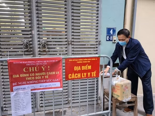 Ha Noi chua cach ly F1 o 4 quan “loi”: Kho nguoi… kiem soat duoc dich!
